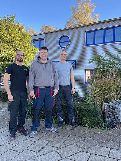 Auf dem Bild zu sehen (v.l.n.r.): Thomas Rebholz (Ausbilder), Artem Antykalo, Thomas Grimm (Leiter unserer Fräserei) Auf dem Bild zu sehen (v.l.n.r.): Thomas Rebholz (Ausbilder), Artem Antykalo, Thomas Grimm (Leiter unserer Fräserei)